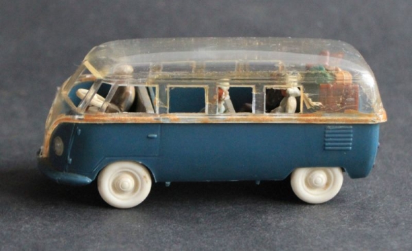 Wiking Volkswagen T1 Glas-Bus mit Figuren 1963 Plastikmodell (6392)